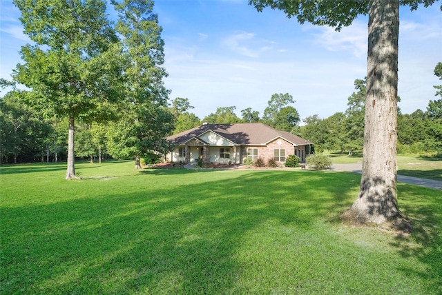 view of front facade featuring a front lawn