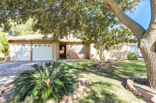 view of front of house featuring a front lawn and a garage