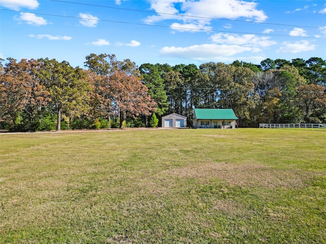 view of yard featuring an outdoor structure and a garage