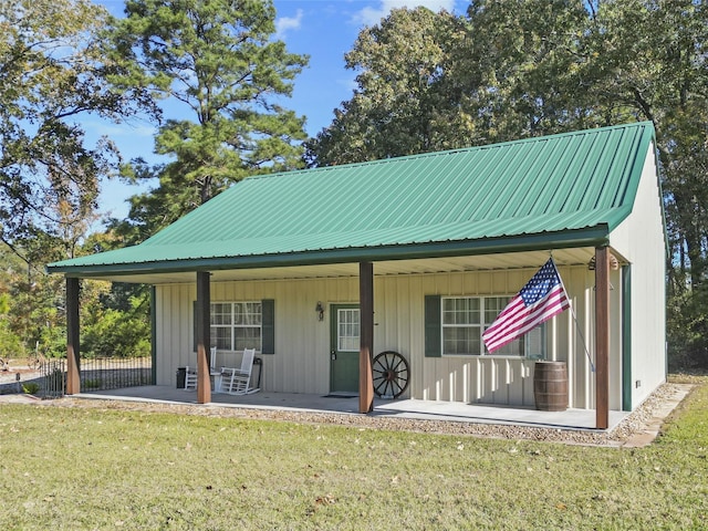 view of front of property featuring a front yard and a porch