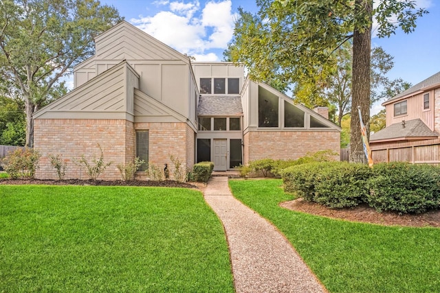 view of front of house with a front lawn