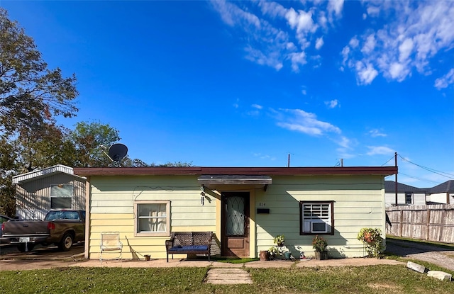 view of front of home with a front lawn