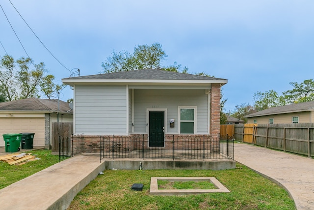 view of front facade featuring a front lawn