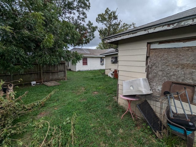 view of yard with an outbuilding