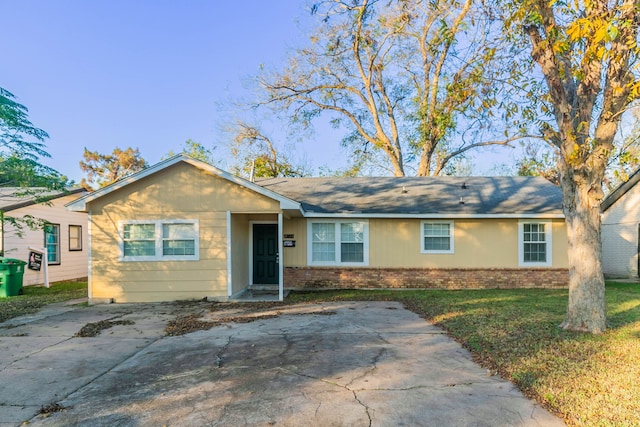 single story home featuring a front lawn