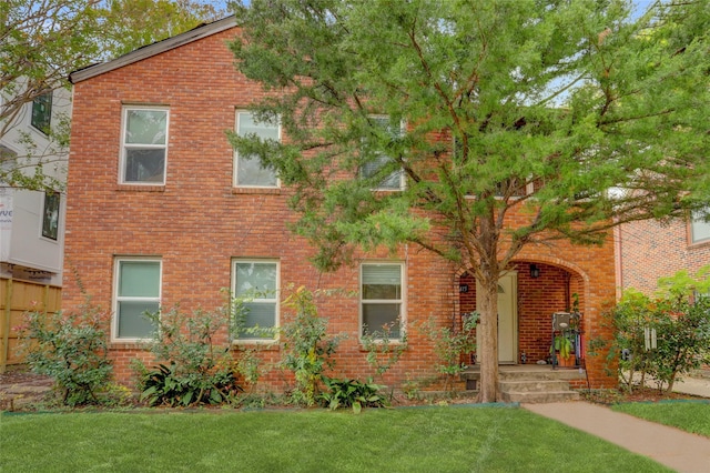 view of front facade featuring a front lawn