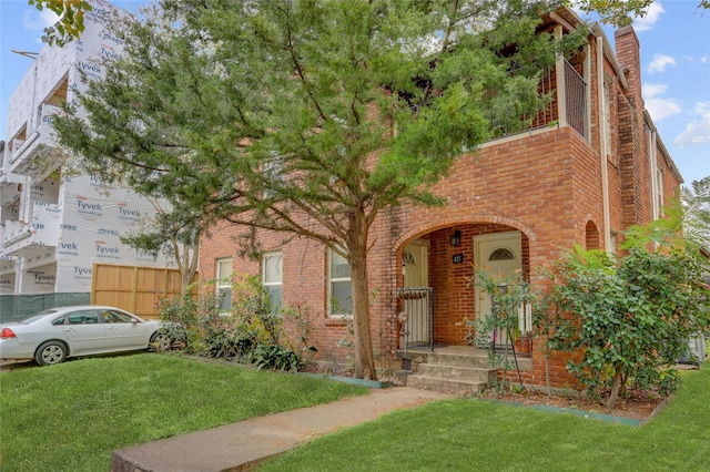 view of front of home featuring a front yard