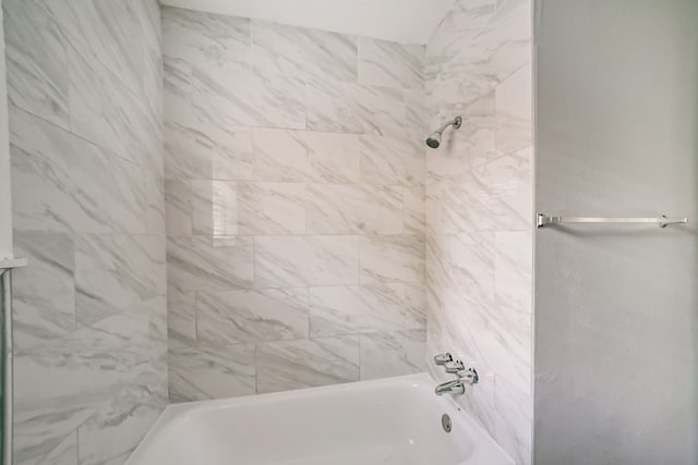 bathroom with tiled shower / bath