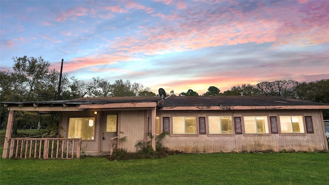 view of front facade featuring a yard