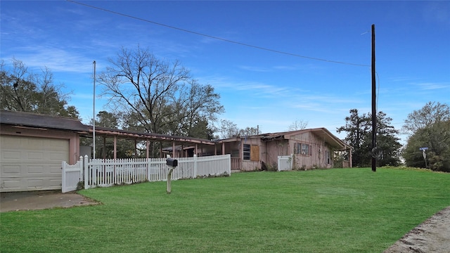 view of front of home featuring a garage and a front yard