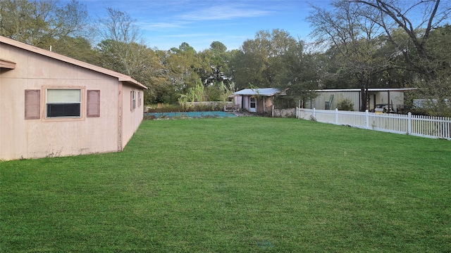 view of yard featuring an outbuilding