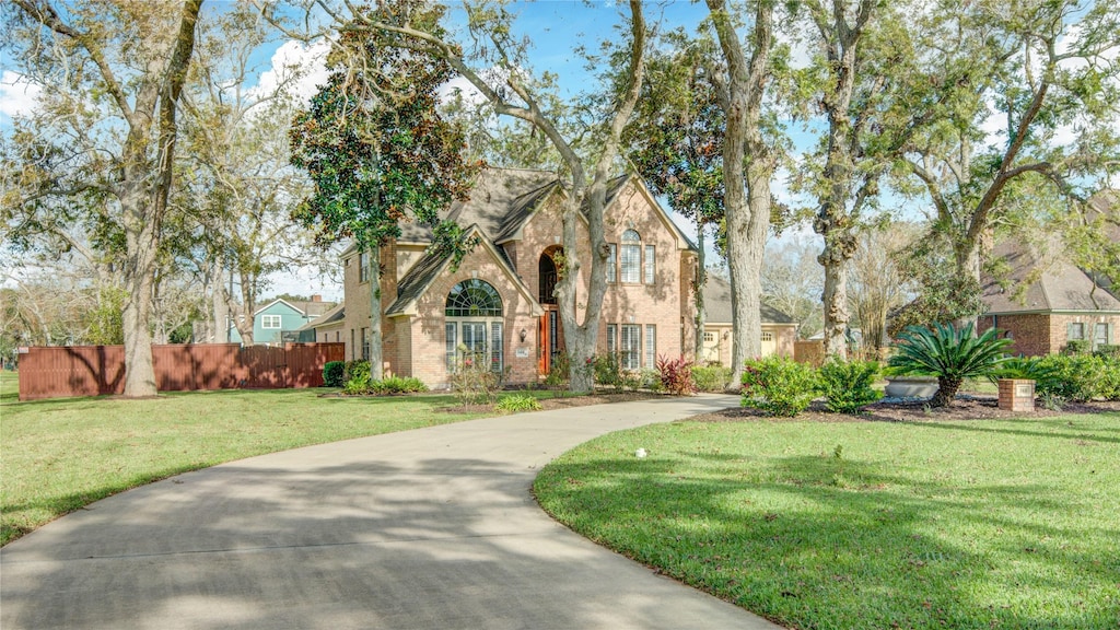 view of front of property featuring a front yard