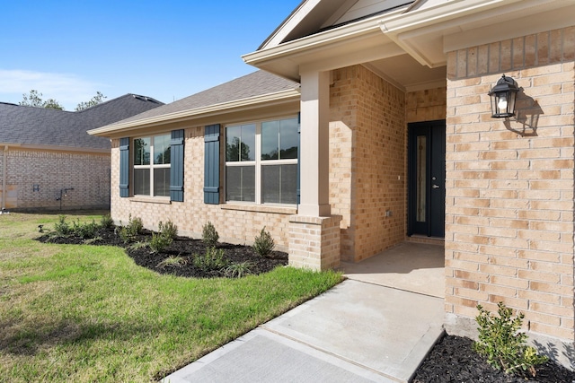 property entrance featuring a yard