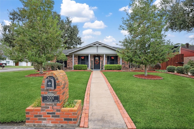 view of front of home featuring a front yard