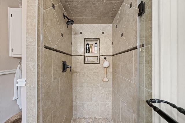 bathroom featuring a tile shower