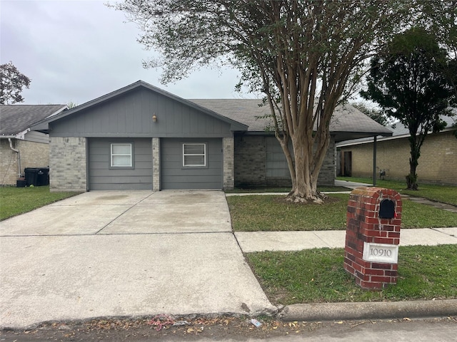 view of front of property with a front yard