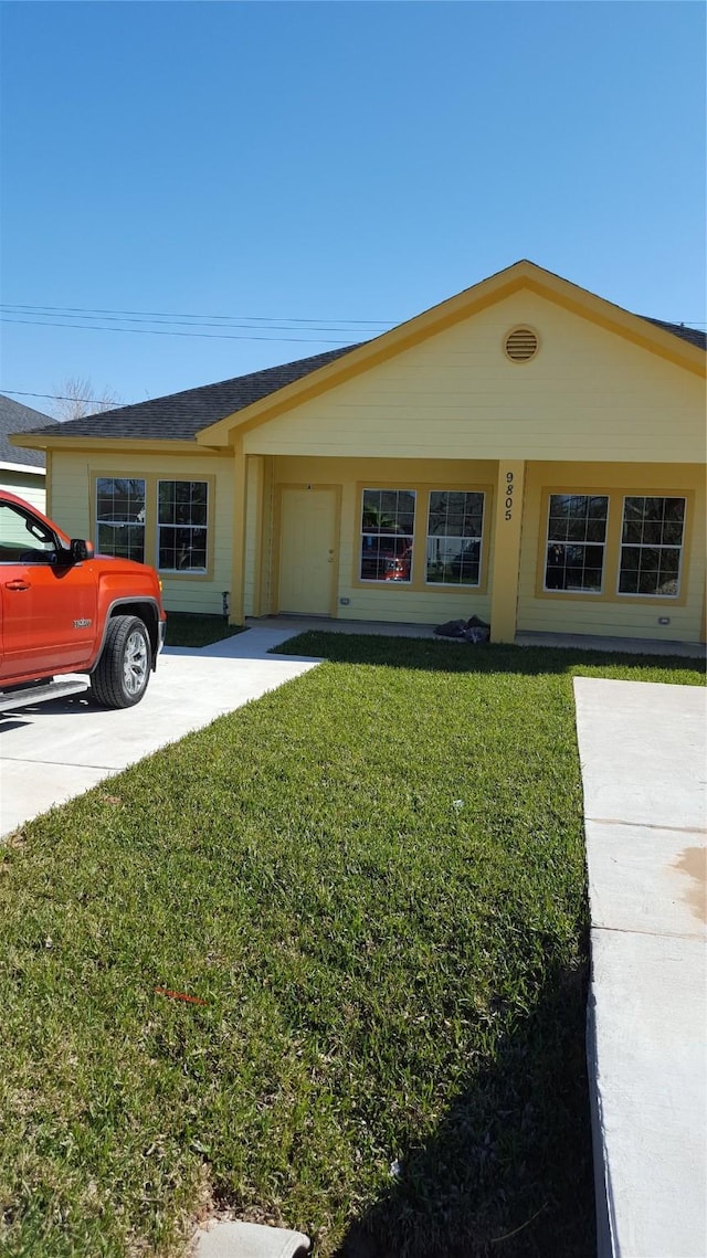 single story home with a front lawn