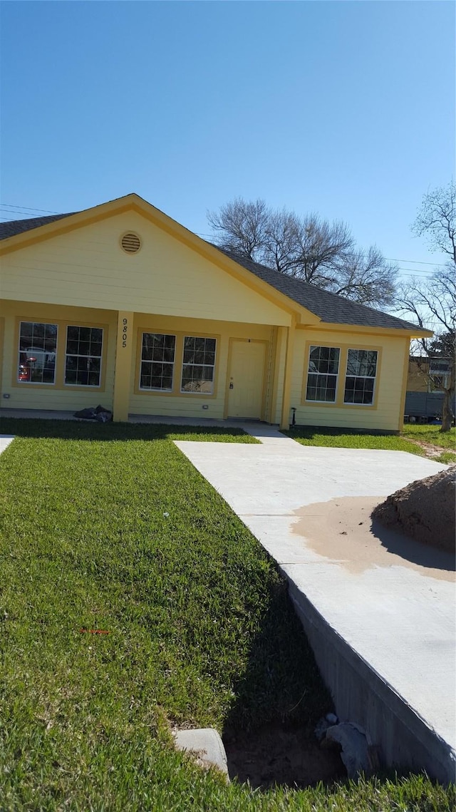 view of front of home featuring a front yard