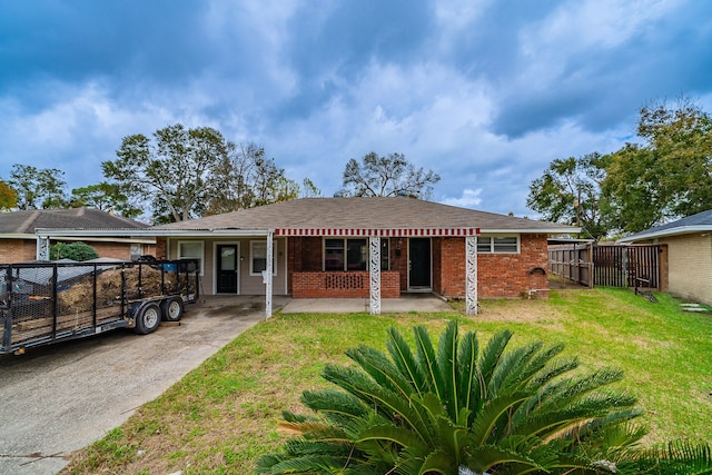 view of front of house with a carport and a front yard