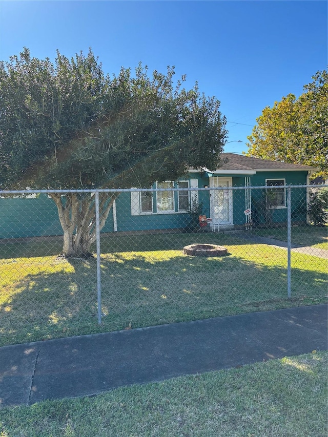 view of front of home with a front lawn