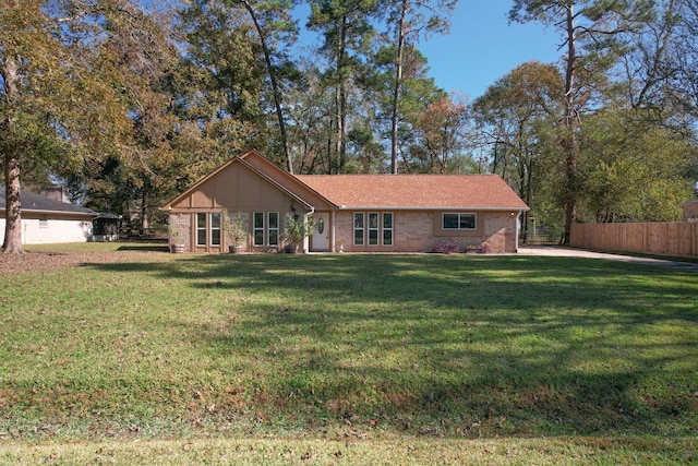 ranch-style house featuring a front yard