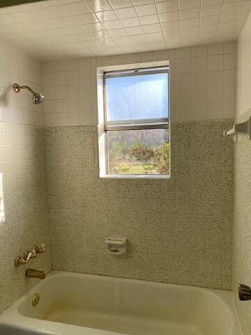 bathroom featuring tiled shower / bath combo