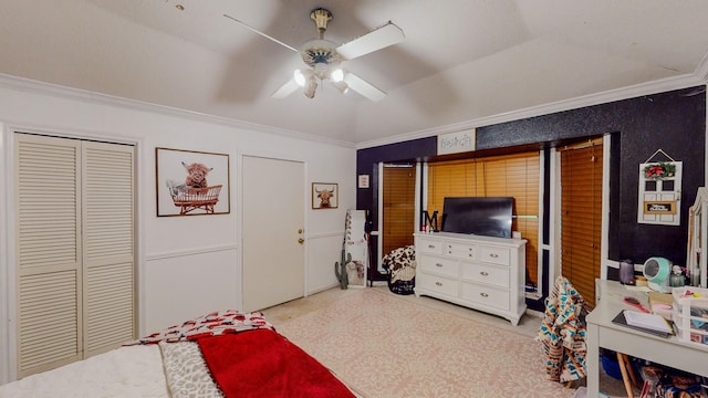 bedroom featuring ceiling fan, a closet, vaulted ceiling, and ornamental molding