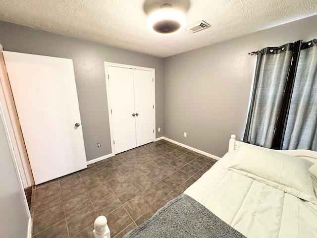 unfurnished bedroom with a textured ceiling and a closet