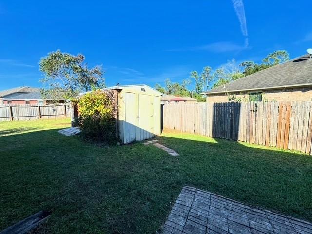 view of yard with a storage shed