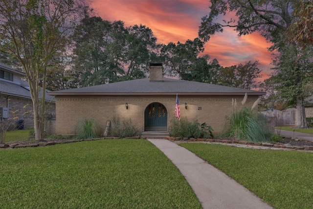 view of front of house featuring a lawn