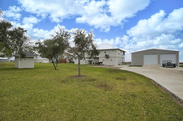 view of yard featuring an outdoor structure and a detached garage