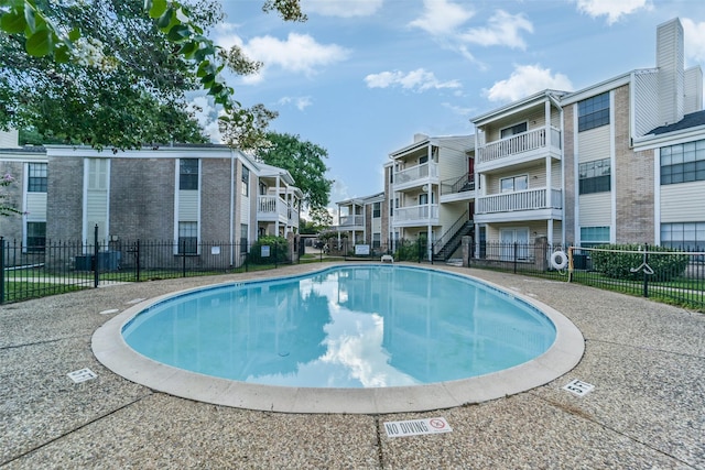 view of swimming pool