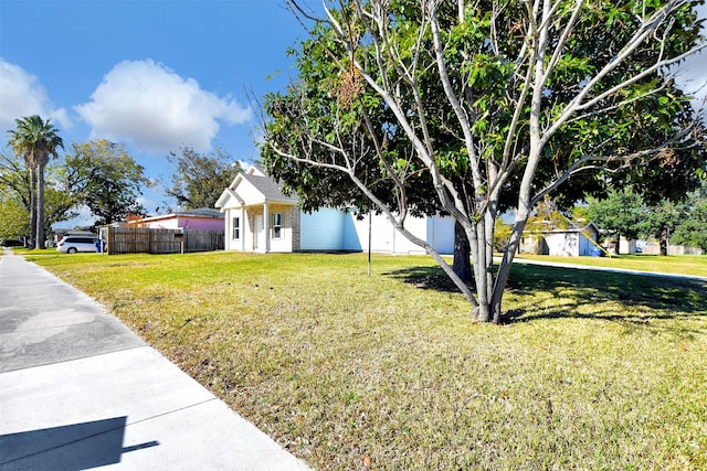 view of front facade featuring a front lawn