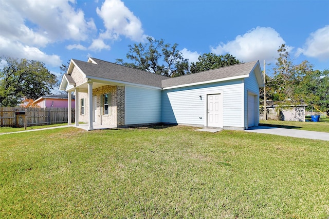 view of front of house featuring a front lawn and a garage