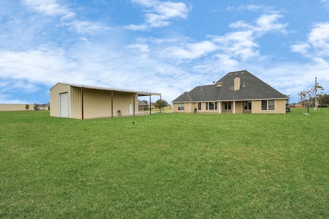 view of yard featuring an outbuilding