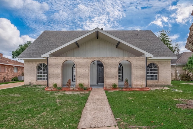 view of front facade with a front yard