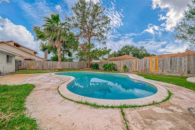 view of swimming pool