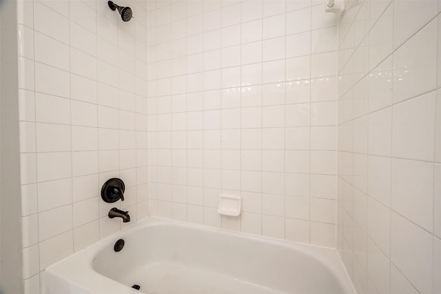 bathroom with tiled shower / bath combo