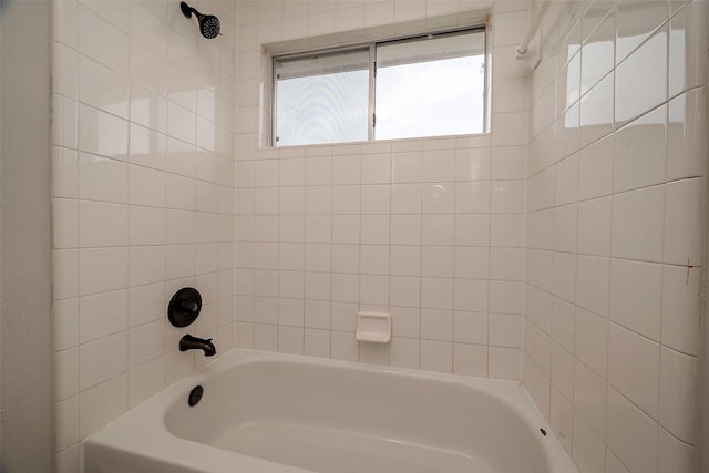 bathroom featuring tiled shower / bath combo