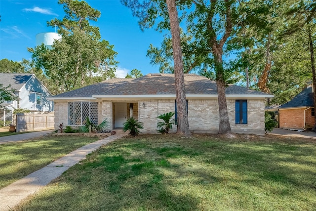 ranch-style home featuring a front lawn