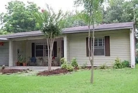 ranch-style house featuring a front lawn