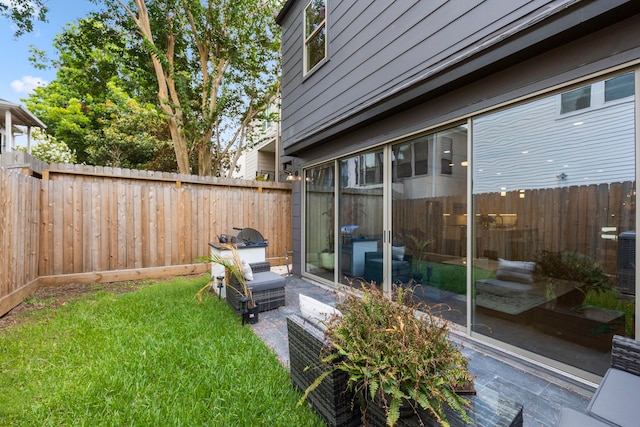 view of yard featuring a patio area