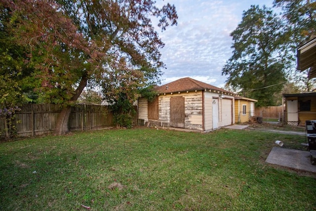 view of yard featuring an outbuilding