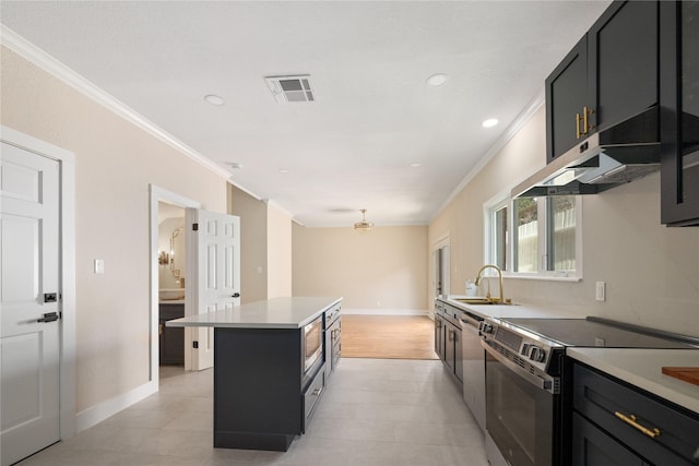 kitchen featuring crown molding, a kitchen island, sink, and stainless steel appliances