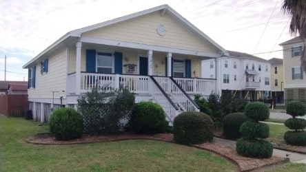 view of front of home featuring covered porch and a front yard