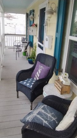 balcony featuring covered porch