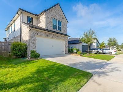 view of front facade featuring a front yard and a garage