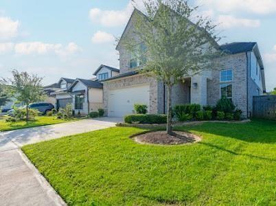 view of front of property featuring a front yard and a garage