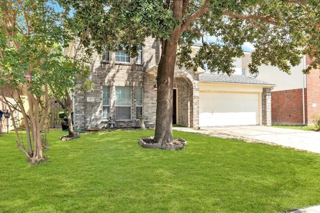 view of front of property featuring a front lawn and a garage