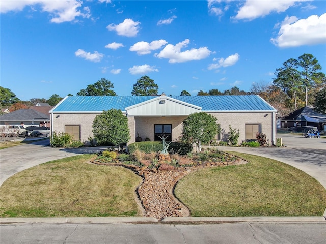 view of front of home with a front lawn